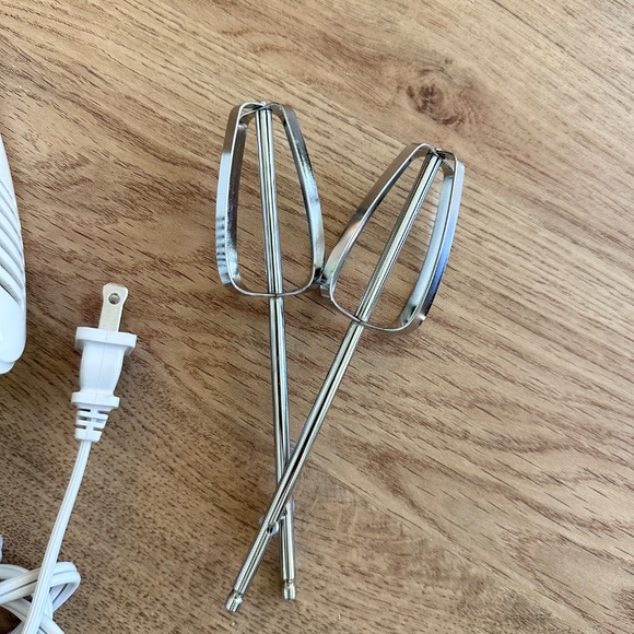 Electric Hand Mixer - Picture 2 of 4
